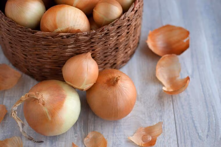 Hành tây, tỏi và bông cải xanh: Các loại rau như hành tây, tỏi, bông cải xanh và súp lơ có thể gây chướng bụng và đầy hơi khó chịu cho những người mắc IBS.