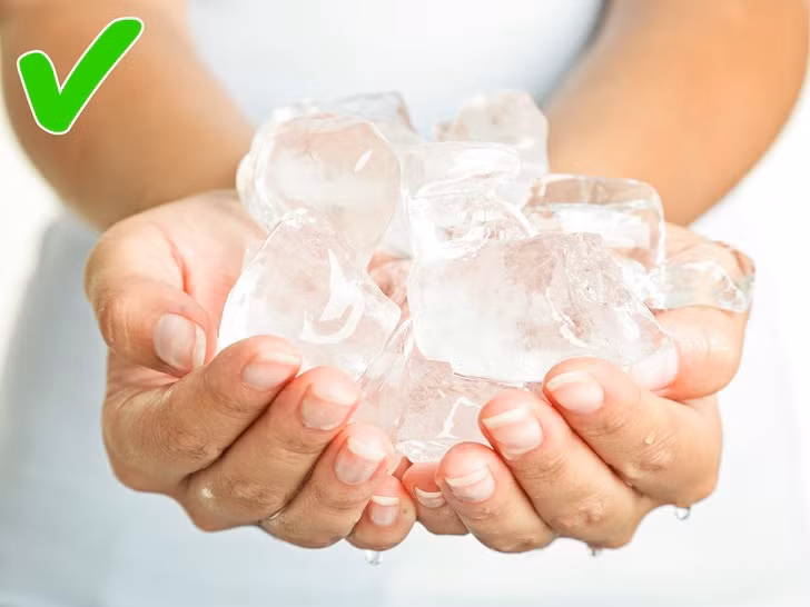 Đá có tác dụng gây tê và cầm máu, giảm cơn đau của bệnh trĩ. Hãy dùng một miếng băng gạc bọc viên đá để đặt vào vùng trĩ trong vài phút để giảm đau.