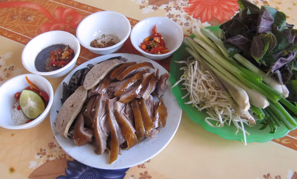 Bạn có thể ăn thịt chó với riềng, sả, gừng, nhưng tuyệt đối không ăn thịt chó với tỏi. Bởi tỏi có tính cay và nóng rất kị với thịt chó nhiều đạm, dễ gây chướng bụng, tả lị.