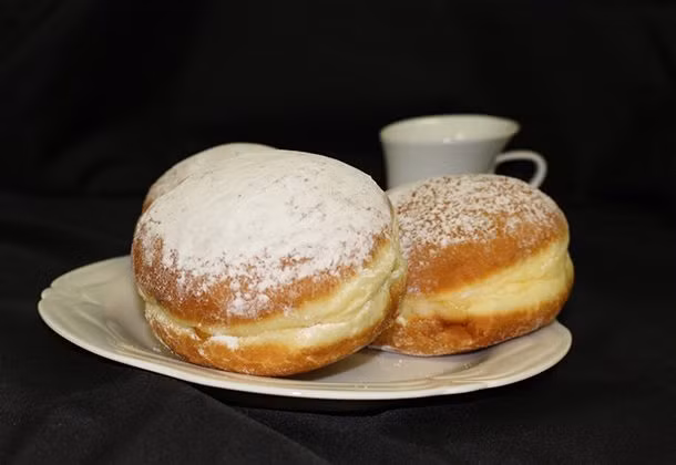 Nhiều kỷ lục thế giới đã đạt được với bánh donut. Chẳng hạn như Shamus Petherick ăn nhiều bánh donut nhất trong ba phút tại nhà hàng Donuts Coffee N More của Australia.