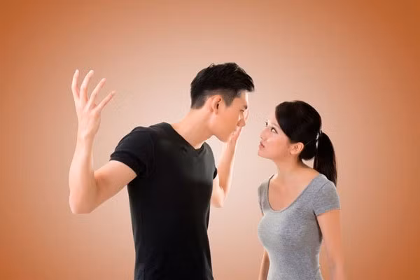 Chồng tôi càng đổ đốn, hết cờ bạc lại thêm cả trò gái gú trơ trẽn, về chê vợ không ra gì. Ảnh minh hoạ.