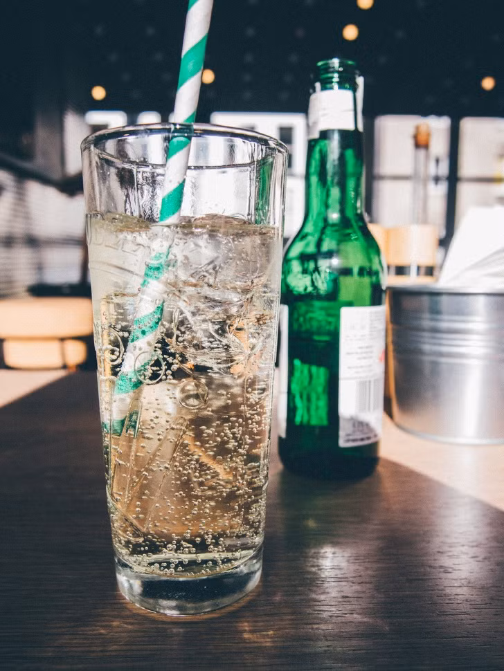 Natri bicarbonate trong nước soda giúp trung hòa axit dạ dày, điều trị chứng ợ nóng, có thể giúp giảm áp lực và đau ở dạ dày.