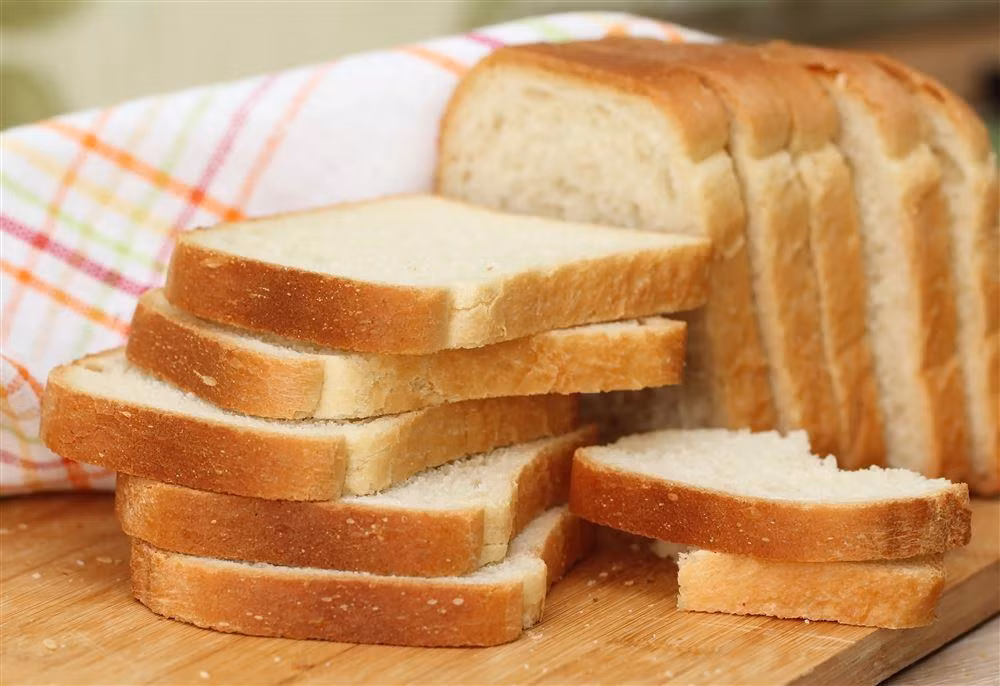 Bánh mì trắng được tinh chế rất cao và chứa nhiều đường. Nó có chỉ số đường huyết cao và có thể tăng mức đường trong máu của bạn.