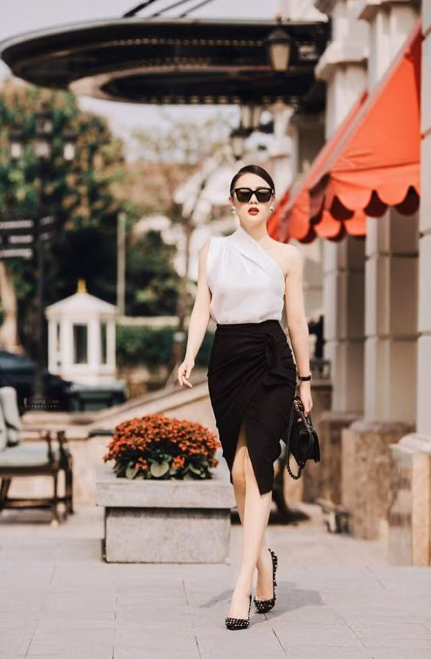 Áo sơ mi trắng lệch vai phối với váy ôm xẻ khiến Phương Oanh toát lên vẻ sang chảnh.