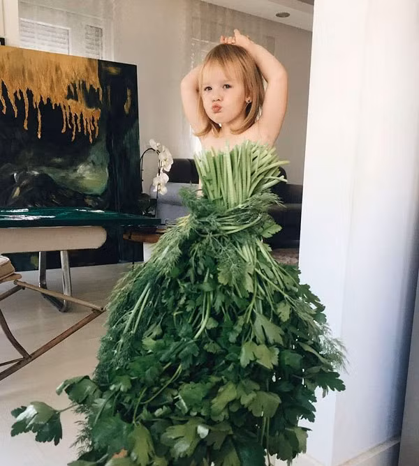 Bó rau mùi cũng trở thành bộ váy độc đáo cho cô bé.