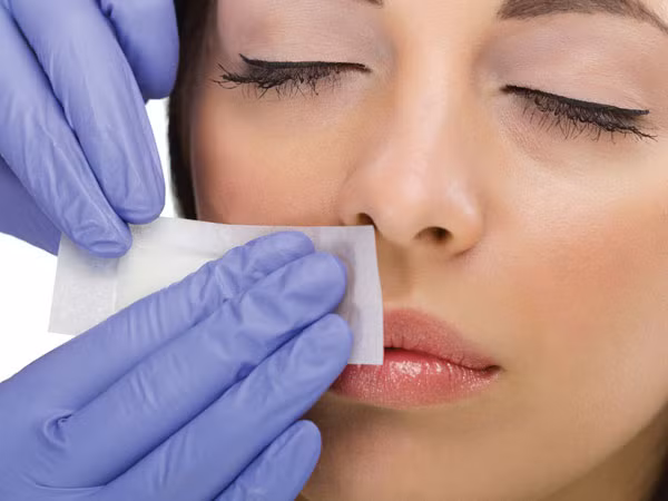 Tẩy lông mặt bằng sáp ong dù là một cách nhanh chóng để loại bỏ lông mặt nhưng nó có thể gây hại làn da về lâu dài, làm da mất độ đàn hồi nhanh hơn và gây lão hóa da sớm.