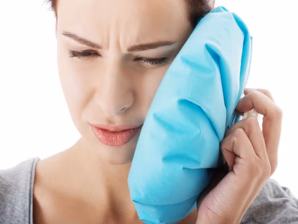Chườm nóng hoặc lạnh có thể làm giảm đau và sưng nướu. Lấy một túi nước đá hoặc khăn ấm đặt cạnh má, nơi có răng khôn.