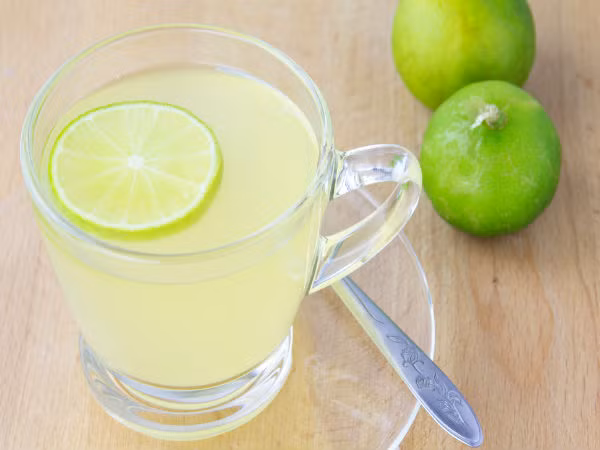 Nước chanh và muối có thể chữa đau răng khôn hiệu quả. Lấy nửa quả chanh vắt lấy nước và thêm một ít muối rồi bôi trực tiếp trên răng. Ảnh: Boldsky.