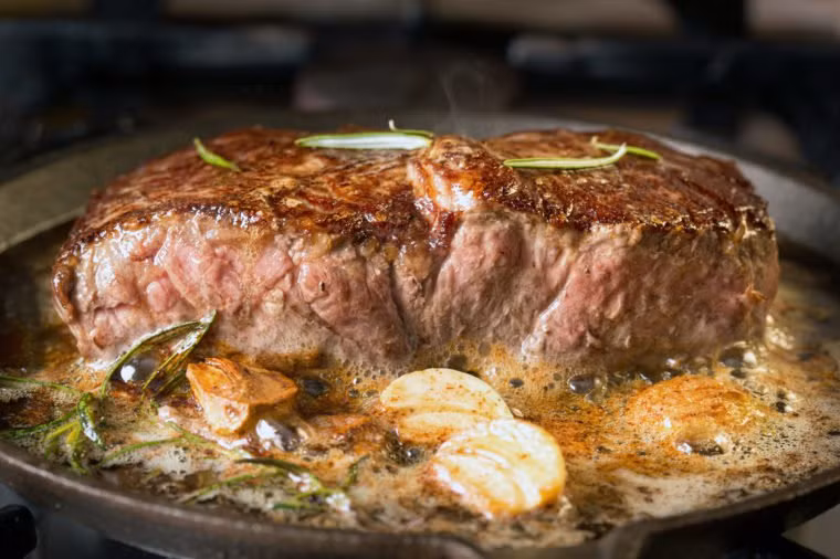 Ăn nhiều thịt: Ăn quá nhiều protein có thể ảnh hưởng đến lượng đường trong máu, đặc biệt nếu protein đó trong bữa ăn của bạn là từ thịt đỏ, có thể có tác động xấu đến độ nhạy insulin. Ăn nhiều thịt đỏ có liên quan với tăng nguy cơ mắc bệnh tiểu đường loại 2 trong nghiên cứu.