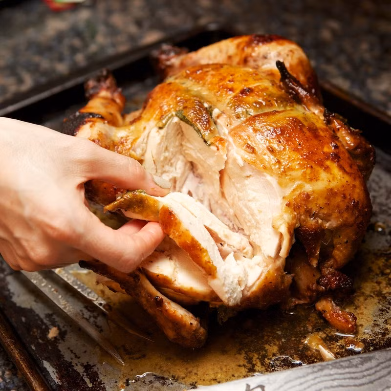 Theo “Thời Báo Washington”, chỉ riêng năm 2010, đã có 600 triệu con gà nướng Rotisserie được bán ra ở các siêu thị, cửa hàng, chưa kể đến 200 triệu con khác được bán từ những dịch vụ ăn uống.