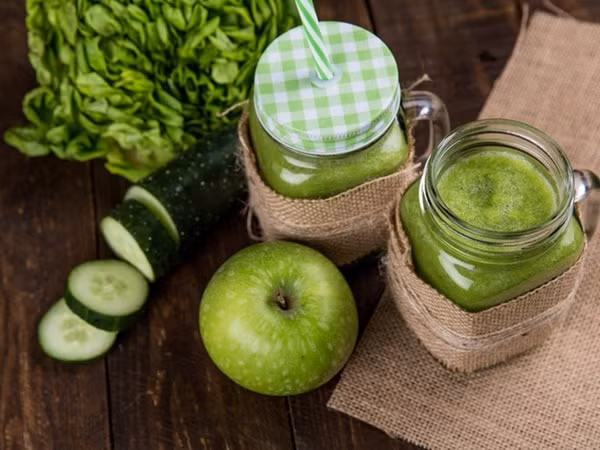 Rau quả như cần tây, dưa leo, rau chân vịt, rau diếp... chứa rất nhiều chất chống oxy hóa, vitamin và khoáng chất tốt cho thận nếu bạn dùng chúng dưới dạng nước ép.