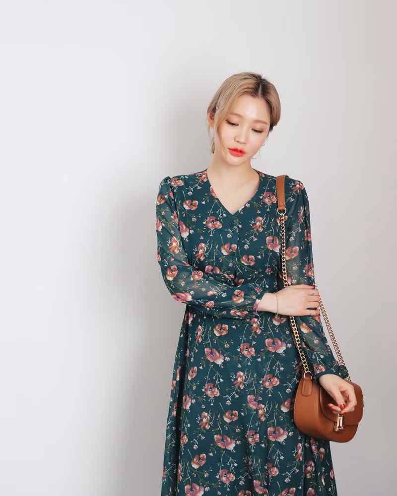 Mẫu váy này khá hợp cho các nàng công sở diện trong những ngày thu se lạnh.