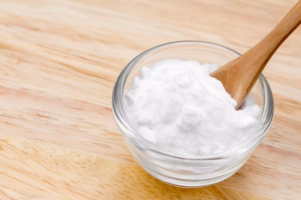 Baking soda giúp làm trắng da dưới nách an toàn và hiệu quả. Lấy vài thìa baking soda trộn với nước rồi chà nách của bạn. Để yên trong vài phút trước khi rửa sạch bằng nước ấm.