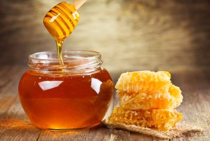 Lấy mật ong đắp trực tiếp lên nách hoặc trộn sữa, lô hội và dầu dừa để tăng hiệu quả trắng sáng da nách.