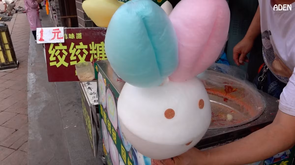 Hay còn cả món kẹo bông hình thú cực xinh.