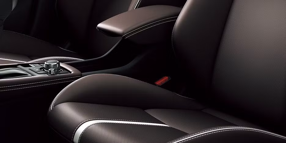 Mazda CX-3 Exclusive Mods 2019 thừa hưởng tiện nghi từ các model 20S và XD thông thường, chẳng hạn chất liệu da Nappa màu đỏ kết hợp với các đường viền trắng nổi bật.