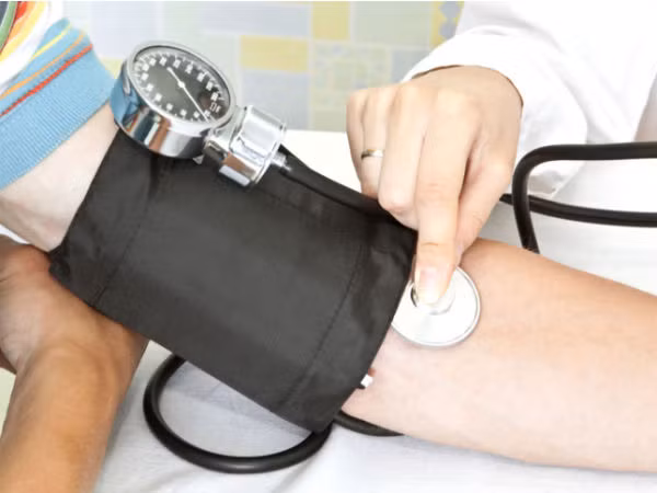Ăn ức gà được chứng minh là hữu ích trong việc điều chỉnh huyết áp. Những người bị cao huyết áp có thể ăn thêm ức gà bỏ da.