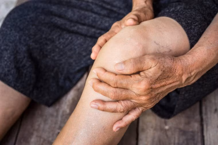 Vùng da đầu gối thường sẽ nhăn nheo hơn khi bạn lớn tuổi.