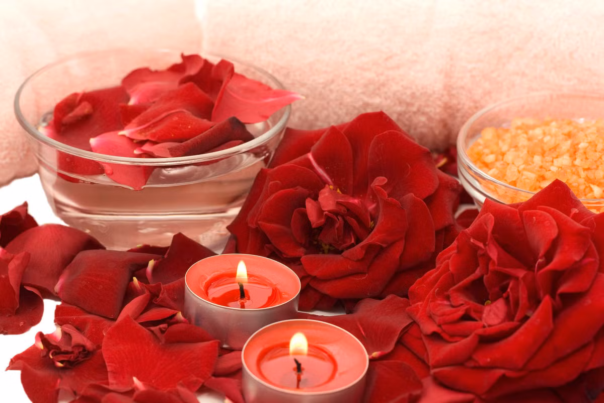 Việc thả cánh hoa vào bồn tắm không chỉ để cho đẹp, mà nó còn có tác dụng giúp da mềm mại, thơm tho hơn.