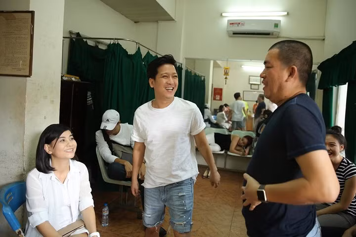 Khi đi diễn, gu thời trang của Trường Giang vẫn rất giản dị với áo phông trắng và quần rách gối.