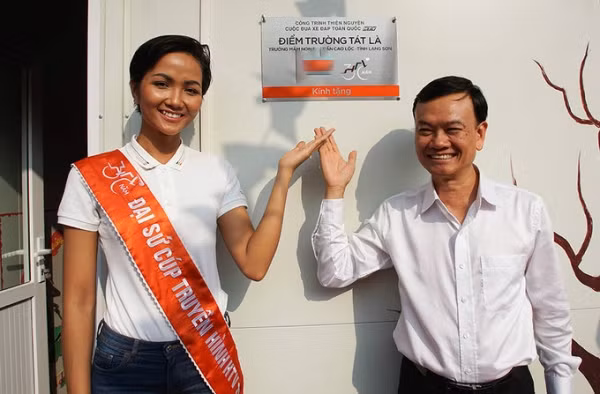 Trước đó trong một sự kiện bên lề của giải đua xe đạp năm nay, Hoa hậu Hoàn vũ Việt Nam gây ấn tượng với phong cách vô cùng giản dị. Với hình ảnh năng động như thế này có lẽ sẽ phù hợp hơn trong buổi lễ khai mạc.