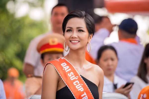 Từ tóc tai đến cách make-up, H’Hen Niê rất nổi bật. Song với hình ảnh này, hoàn toàn không hợp với bối cảnh, nếu như không nói cô đã xuất hiện nhầm sự kiện.