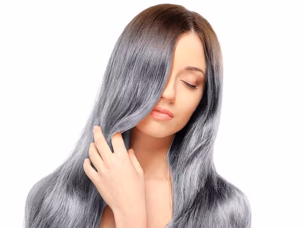 Chất chống oxy hóa trong dâu tây giúp kích thích và tăng cường khả năng phát triển của nang lông, do đó kiểm soát được tình trạng rụng tóc. 