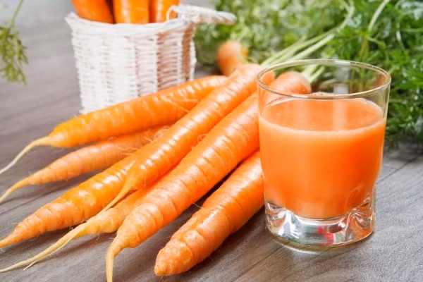 Cà rốt được thêm vào hầu hết các món ăn, có thể làm salad hoặc ép lấy nước uống. Cà rốt chứa nhiều chất xơ và beta-carotene, rất tốt cho cơ thể của bạn.