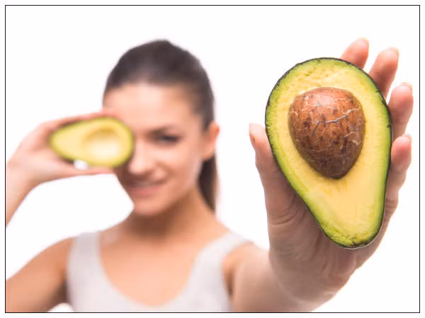 Bơ rất tốt cho làn da vì chứa một lượng lớn vitamin, axit béo omega-3 khỏe mạnh và các chất dinh dưỡng khác. Những vitamin và khoáng chất giúp giữ cho làn da của bạn không hình thành vết nhăn, trẻ trung và mịn màng.