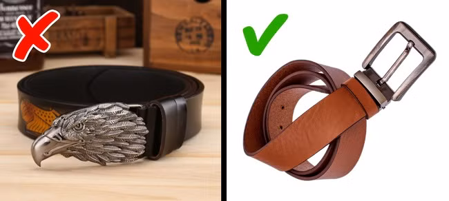 Những chiếc mặt thắt lưng trang trí rườm rà chỉ khiến bạn trông kém sang và mất điểm. Tốt nhất bạn nên chọn thắt lưng mặt kiểu đơn giản.