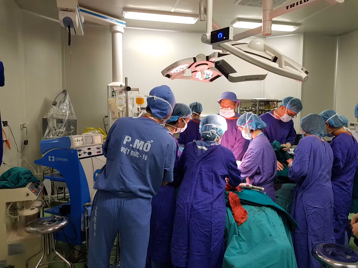 Bệnh nhân được chẩn đoán bị u xơ thần kinh. Sau hơn 8 tiếng phẫu thuật các bác sỹ đã cắt gần hêt khối u vùng lưng và mông khoảng 23 kg (Phần u lớn đùi và gối trái không thể phẫu thuật cùng lúc nên phải để chờ phẫu thuật tiếp theo). Tổng lượng máu phải truyền cho bệnh nhân là hơn 5 lít.