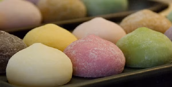 Bánh mochi có rất nhiều biến tấu, bao gồm vỏ và nhân, với nhiều màu sắc và hương vị khác nhau, rất phong phú cho người ăn lựa chọn và cho đầu bếp thỏa sức sáng tạo.