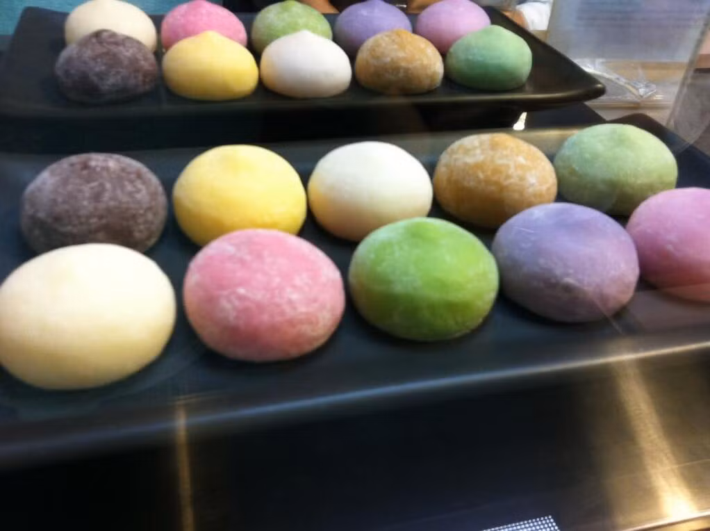Bánh mochi cần được nhai thật kỹ trước khi nuốt để tránh bị nghẹn. Nếu không nhai mà nuốt cả cái bánh, người ăn có thể bị nghẹn ở cổ họng, dẫn đến nghẹt thở. Do lớp vỏ dính nên gây không ít khó khăn cho việc sơ cứu, lấy chúng ra khỏi đường thở.