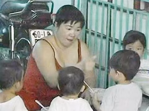 Quảng Thị Kim Hoa tát một cháu bé vì không chịu ăn. Ảnh: báo Infonet.