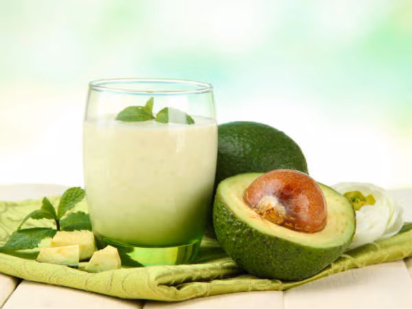 Quả bơ giàu chất xơ, ít carbohydrate và cả carotenoid. Không dùng quả bơ trong nấu ăn vì tất cả các chất dinh dưỡng sẽ bị mất khi nấu chín. Ảnh: Boldsky.