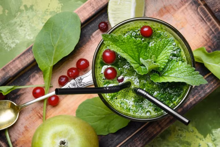 Chỉ detox bằng nước: Kế hoạch detox hoàn toàn bằng chất lỏng là cách đơn giản để giảm cân nhưng cách này có thể gây một số vấn đề như thiếu hụt vitamin và khoáng chất, thay đổi huyết áp và thiếu năng lượng.
