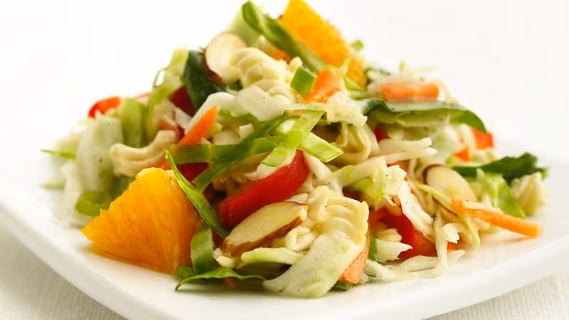 Những đĩa salad rau lạnh sẽ là bữa ăn nhẹ lành mạnh tốt cho quá trình giảm cân vì các chất chống oxy hoá trong trái cây và rau cải có thể làm tăng tốc độ trao đổi chất. Vì vậy, mỗi khi đói vào mùa hè, hãy ăn một bát salad. Ảnh: Internet.