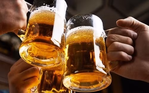 Mùa hè là thời điểm chúng ta thường có các buổi nhậu nhẹt để giải nhiệt. Tuy nhiên, rượu bia có thể làm chậm quá trình trao đổi chất và ngăn bạn giảm cân. Do vậy, hãy tránh xa rượu.