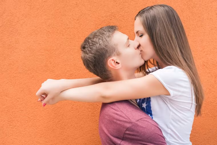 Giảm căng thẳng: Nụ hôn giúp giảm hormone stress cortisol. Nó cũng có thể làm tăng mức độ serotonin, dẫn đến cảm giác bình tĩnh và vui vẻ,