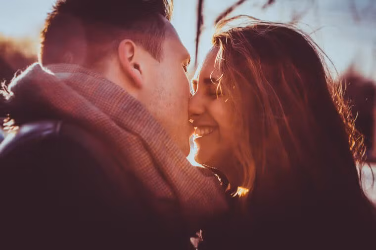 Hôn có thể hạ huyết áp: Khi bạn hôn, nhịp tim tăng làm cho các mạch máu giãn ra, tăng lượng máu trong cơ thể và giúp giảm huyết áp.