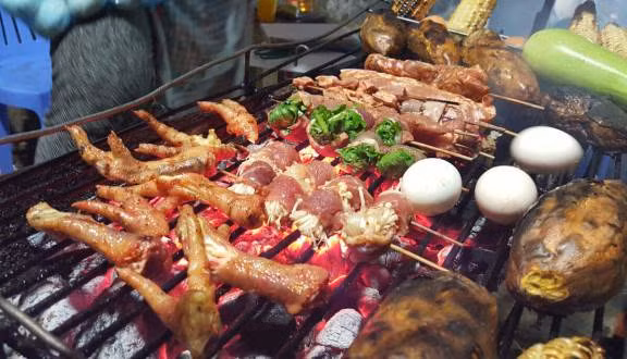 Món nướng Sapa, Lào Cai: Sapa không chỉ hấp dẫn du khách bởi vẻ đẹp thiên nhiên hoang sơ, khi hậu lạnh và trong lành mà còn bởi ẩm thực vô cùng phong phú. Bạn có thể thử nhiều món lạ, nhưng nhất định đừng quên thưởng thức đồ nướng Sapa.