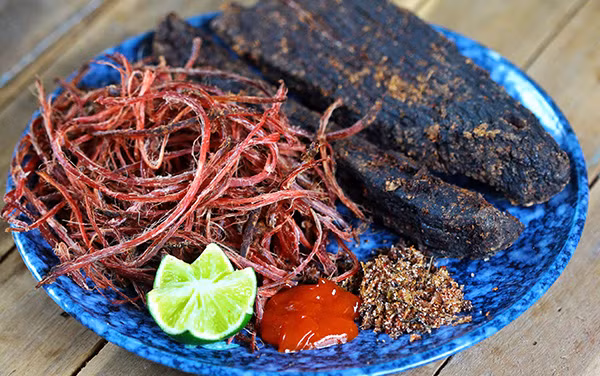 Ngồi quây quần bên nhau, lai rai vài miếng thịt trâu vừa lấy từ trên gác bếp xuống, nhấm nháp từng múi thịt thơm lừng, đậm đà còn nguyên mùi khói với vị cay của ớt, vị nồng của mắc khén… thì không gì tuyệt bằng.