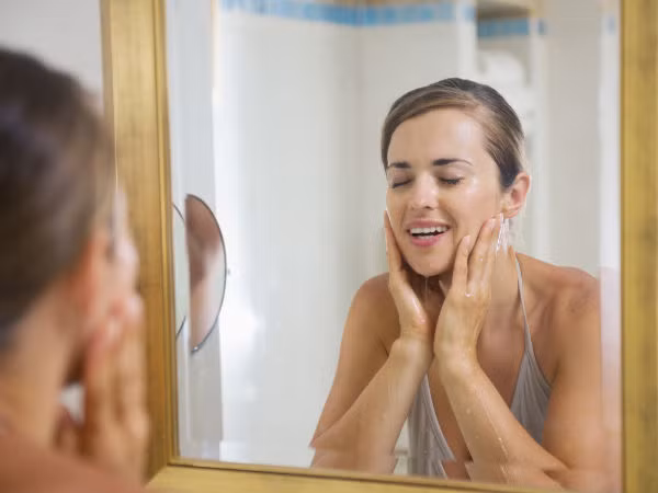Rửa mặt bằng nước nóng có thể khiến sắc tố da quanh mắt thâm quầng.