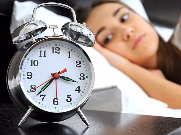 Thiếu ngủ làm chậm lưu thông máu, do đó tạo nên quầng thâm dưới mắt. Đây là một trong những thói quen xấu không chỉ tạo quầng thâm mà còn gây nhiều vấn đề khác liên quan đến da.