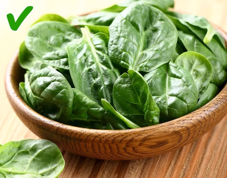 Rau bina (cải bó xôi) chứa sắt và vitamin dồi dào, cả hai đều cần thiết cho tuyến tụy. Bạn có thể thử món salad rau bina hoặc xào với tỏi. Một số loại rau lá xanh khác như cải xoăn, mù tạt và củ cải cũng có lợi cho tuyến tụy.