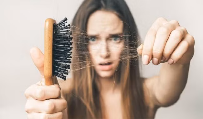 Rụng tóc: Đột nhiên rụng tóc quá nhiều là một trong những dấu hiệu sức khỏe của phụ nữ ở độ tuổi 30. Chúng ta thường rụng từ 50 đến 100 sợi tóc hàng ngày. Tuy nhiên, rụng tóc quá mức do nang lông không phát triển có thể cho thấy các vấn đề sức khỏe nghiêm trọng như thiếu chất hay mất cân bằng nội tiết tố...