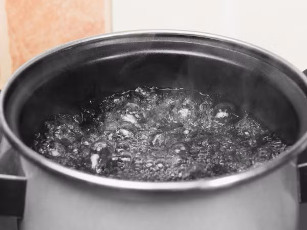 Uống một cốc nước nóng sẽ giúp ruột co lại và thải ra chất thải dư thừa khỏi cơ thể. Vì vậy, khi bạn bị táo bón, hãy uống một cốc nước nóng.