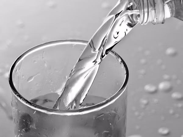 Bắt đầu buổi sáng bằng một cốc nước nóng pha chanh để kích thích sự trao đổi chất, làm cho cơ thể có thể đốt cháy nhiều calo hơn trong ngày, từ đó hỗ trợ giảm cân.