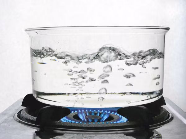Khi bạn uống nước ấm hàng ngày hoặc tắm nước ấm, hệ thống nội tiết của cơ thể sẽ hoạt động và tiết ra mồ hôi. Đây là điều cần thiết để loại bỏ chất độc khỏi cơ thể.