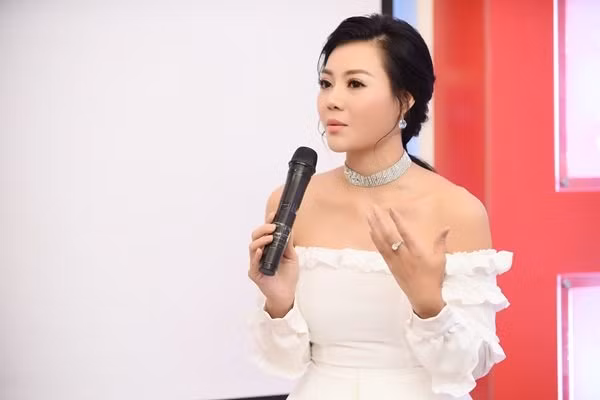 Nữ diễn viên 30 tuổi trông trẻ trung trong chiếc áo trễ vai màu trắng. Ảnh: Internet.